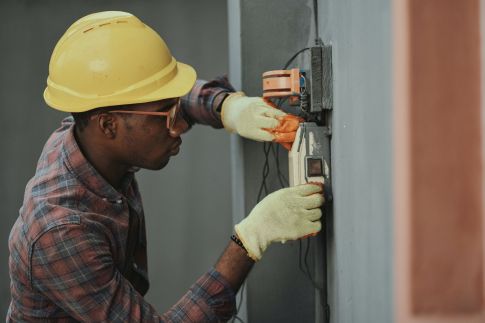 Nos électriciens interviennent chez les particuliers comme les professionnels Nos électriciens interviennent chez les particuliers comme les professionnels
